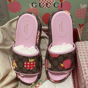 Women Gucci Les Pommes Sandals
